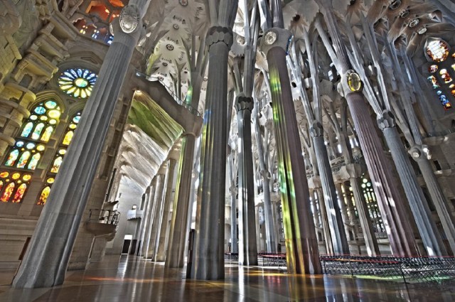 gaudi-wikimedia-sagrada_familia__interior_nau